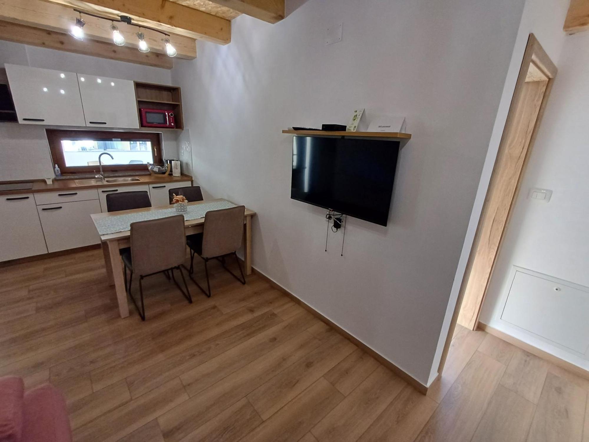 Apartmaji Tanto Malovse Crnice Exterior photo
